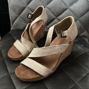 Tom’s canvas wedges